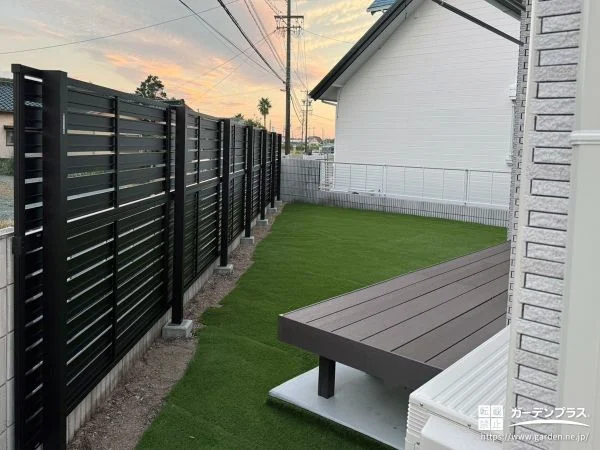 お手入れの手間がかかる生垣からフェンスへのリフォーム工事
