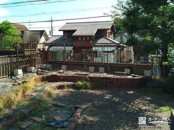 No.27635 すっきりしたデザインの縦格子フェンスでお庭境界を区切った工事[施工後]