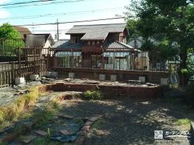 すっきりしたデザインの縦格子フェンスでお庭境界を区切った工事