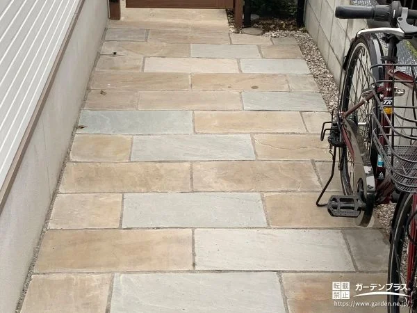 自然石の風合いが上品に映える玄関アプローチリフォーム工事