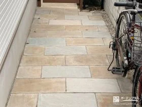 自然石の風合いが上品に映える玄関アプローチリフォーム工事