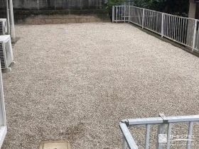 防草シートと優しい色合いのさなげ砂利で雑草対策をしたお庭工事