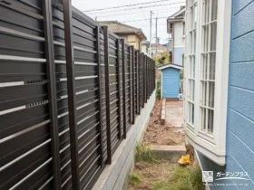 落ち着いたブラウンカラーのフェンスで敷地境界を区切った工事