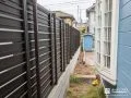落ち着いたブラウンカラーのフェンスで敷地境界を区切った工事