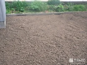 温かみのあるカラーの化粧砂利を敷設して雑草対策[施工後]