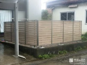 明るい木目調のフェンスでお庭を囲いプライバシーを確保した工事