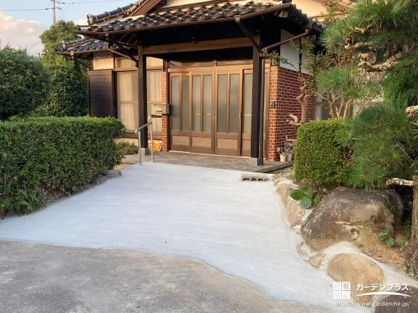 玄関前に土間コンクリートを打ちゆとりを生んだ駐車スペース工事