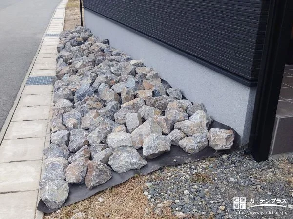 割栗石を施工しナチュラルにアクセントをプラスした外構工事