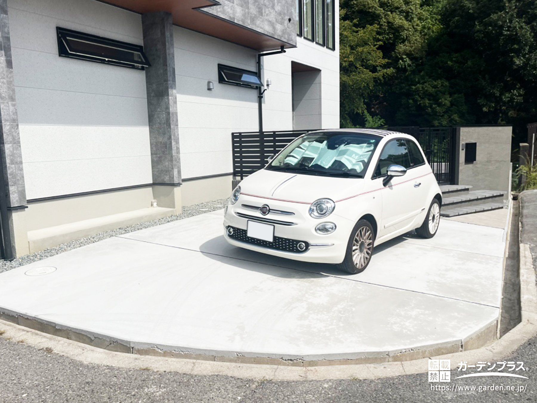 日々の停めやすさと清掃のしやすさを最優先した駐車スペース