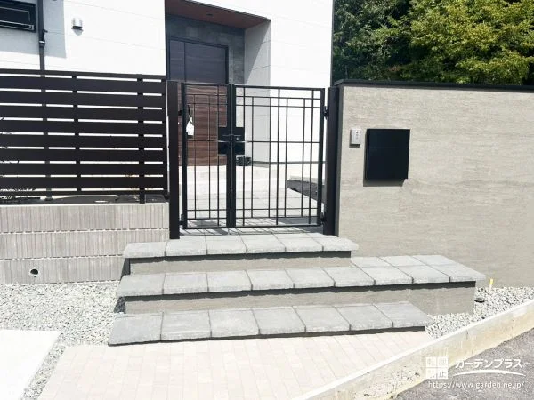 落ち着いた門まわりを演出する、グレー基調のクローズ外構