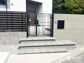 落ち着いた門まわりを演出する、グレー基調のクローズ外構[施工後]