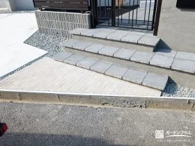 素材感と浮遊感で魅せる、洗練されたアプローチデザイン[施工後]