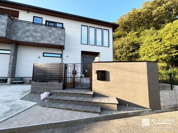 高低差を美しく活かす、モダンで高級感のあるセミクローズ外構