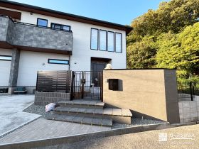 高低差を美しく活かす、モダンで高級感のあるセミクローズ外構