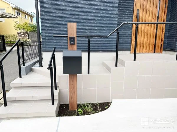 家族みんなが安心して使える、手すり付き玄関まわり