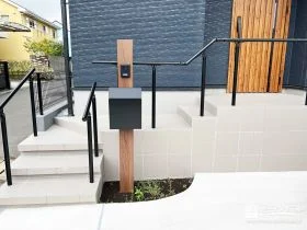 家族みんなが安心して使える、手すり付き玄関まわり[施工後]