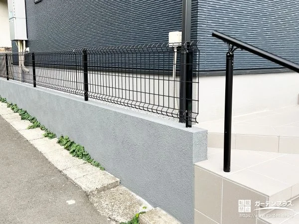 シンプルな中にこだわりを感じる、塗り仕上げで魅せる境界フェンス