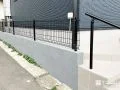シンプルな中にこだわりを感じる、塗り仕上げで魅せる境界フェンス