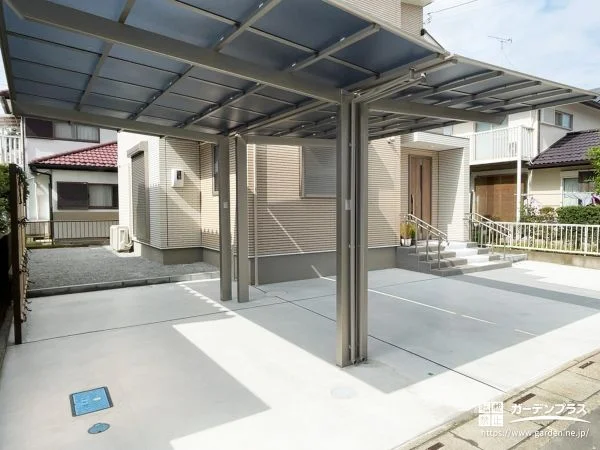 雨の日も快適に使える、2台用カーポート付き駐車スペース