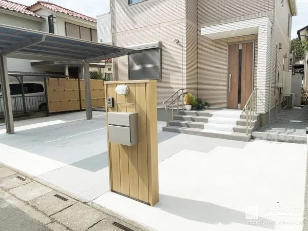 木調のあたたかみが迎えるウォールタイプの機能門柱