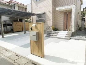 木調のあたたかみが迎えるウォールタイプの機能門柱[施工後]