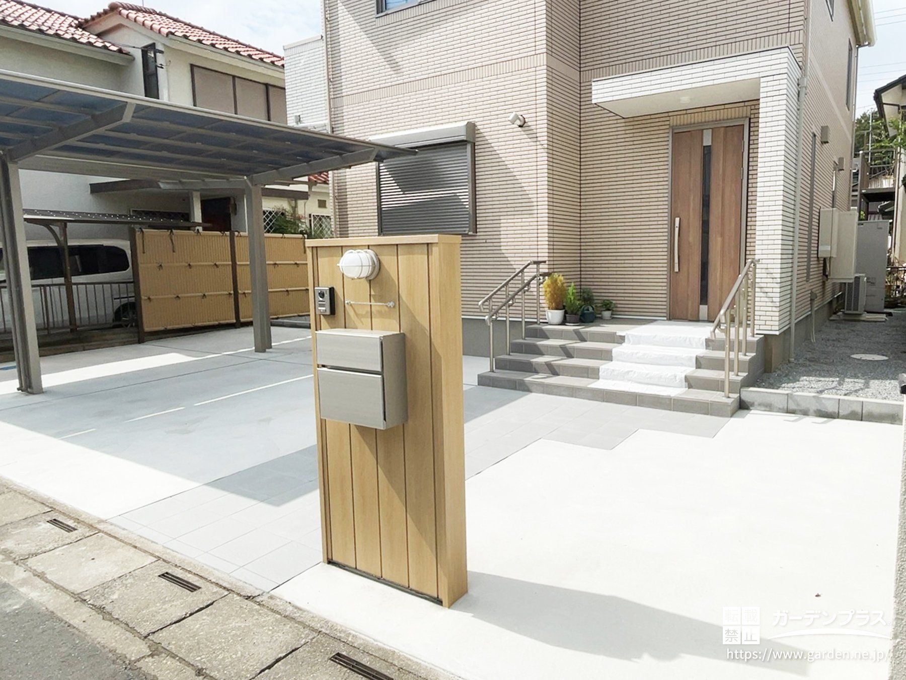 木調のあたたかみが迎えるウォールタイプの機能門柱
