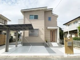 明るい色合いで住まいと調和する、やさしい印象の外構プラン