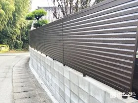 安全性と美観を兼ねた目隠しフェンスへ[施工後]