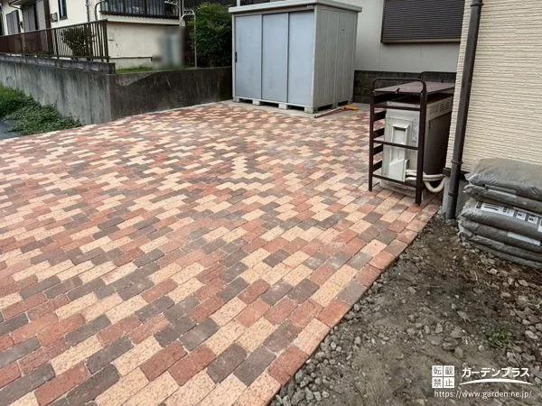 お庭を数色を組み合わせたレンガで彩りながら雑草対策した工事