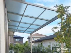 テラス屋根の設置で玄関への出入りの際の快適さをプラスした工事