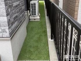 人工芝の敷設で雑草対策をした犬走り[施工後]