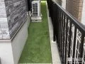 人工芝の敷設で雑草対策をした犬走り