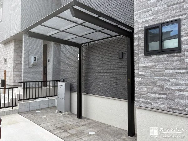 No.27662 自転車を守るサイクルポート設置と足元を平板敷きで整えた工事[施工後]