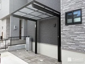 自転車を守るサイクルポート設置と足元を平板敷きで整えた工事