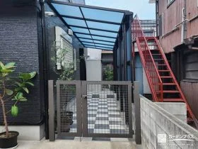 前面パネル付きで雨の吹込みと視線をカットしたテラス屋根工事