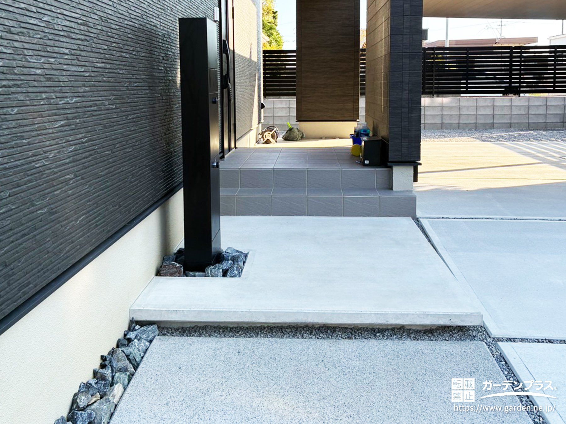 建物と自然につながる、シンプルで上質なアプローチ