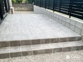 タイルデッキで暮らしが広がる、手入れもしやすい主庭[施工後]