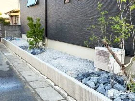 毎日の暮らしに緑の潤いを添える境界[施工後]