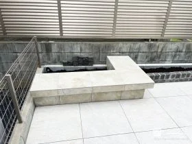 座って眺めて楽しめる、タイル仕上げのベンチ一体型花壇[施工後]