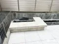 座って眺めて楽しめる、タイル仕上げのベンチ一体型花壇