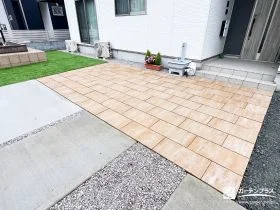 庭と玄関をゆるやかにつなぐ、広がりのあるインターロッキングアプローチ[施工後]