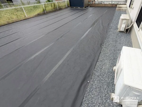 お庭に人工芝の下地となる防草シートを敷き込んだ雑草対策工事