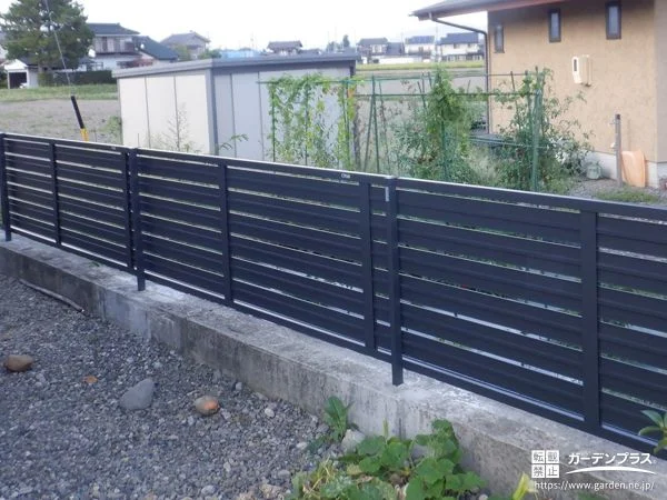 落ち着いたグレーのフェンスで境界を区切り目隠しをした工事