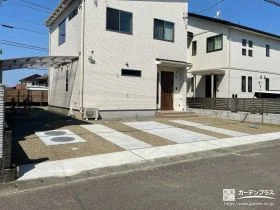 縦ラインがスタイリッシュな印象の駐車スペースコンクリート工事