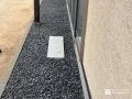 掃き出し窓前に砂利を敷設して雑草対策をしたリフォーム工事