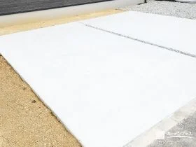 シンプルで使いやすい駐車スペース。土間コンクリートで毎日が快適に[施工後]
