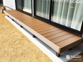 縁側のように自然と腰かけたくなる心地よいウッドデッキ[施工後]