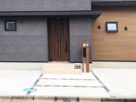 目地デザインがおしゃれなアプローチ[施工後]