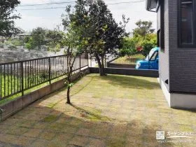 季節の移ろいを感じる天然芝張りの庭[施工後]