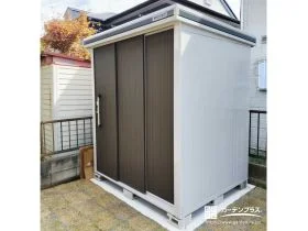 庭まわりの収納を確保する木目調の物置[施工後]
